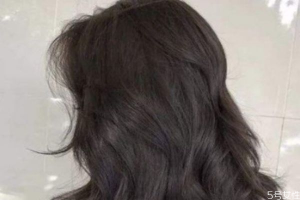 黑茶色掉色后是什么顏色 黑茶色頭發(fā)褪色后好看嗎 黑茶色掉色后是什么顏色 黑茶色頭發(fā)褪色后好看嗎