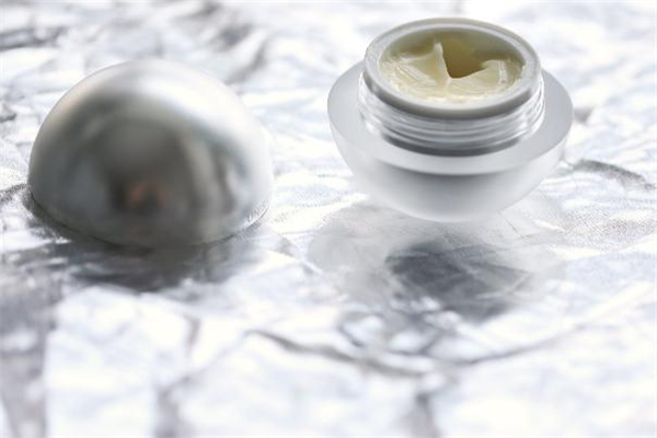 uniskin優(yōu)時顏眼霜適合什么年齡 優(yōu)時顏眼霜會長脂肪粒嗎 uniskin優(yōu)時顏眼霜適合什么年齡 優(yōu)時顏眼霜會長脂肪粒嗎