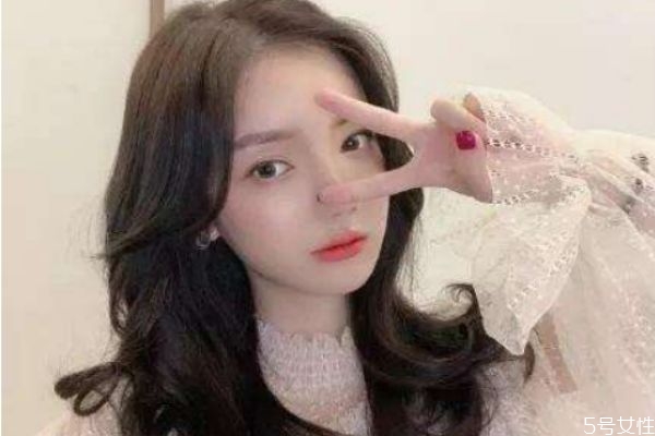 頭發(fā)補(bǔ)色是重新染色嗎 頭發(fā)補(bǔ)色好還是重新染好 頭發(fā)補(bǔ)色是重新染色嗎 頭發(fā)補(bǔ)色好還是重新染好