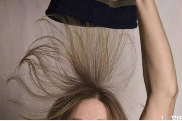 剛剪的劉海翹起來(lái)怎么辦 為什么劉海老是懸空 剛剪的劉海翹起來(lái)怎么辦 為什么劉海老是懸空