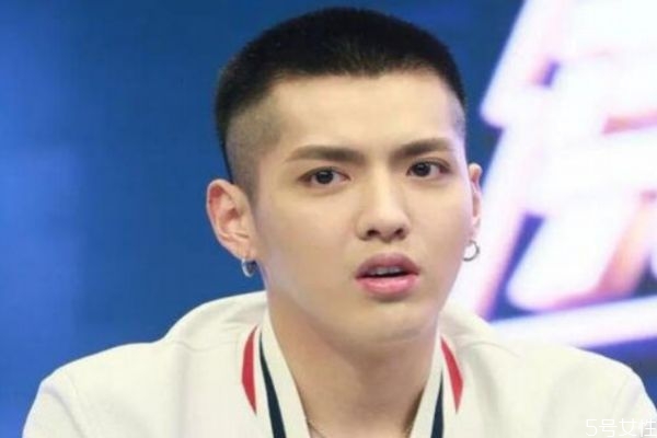 輪廓分明留什么樣的發(fā)型 臉大的男生適合什么發(fā)型 輪廓分明留什么樣的發(fā)型 臉大的男生適合什么發(fā)型