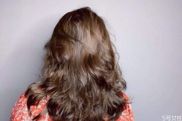 頭發(fā)燙壞了怎么補(bǔ)救 燙發(fā)很傷頭發(fā) 頭發(fā)燙壞了怎么補(bǔ)救 燙發(fā)很傷頭發(fā)