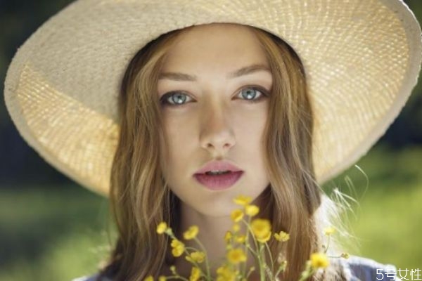 頭發(fā)油膩可以用散粉嗎 散粉可以緩解頭發(fā)油膩嗎 頭發(fā)油膩可以用散粉嗎 散粉可以緩解頭發(fā)油膩嗎