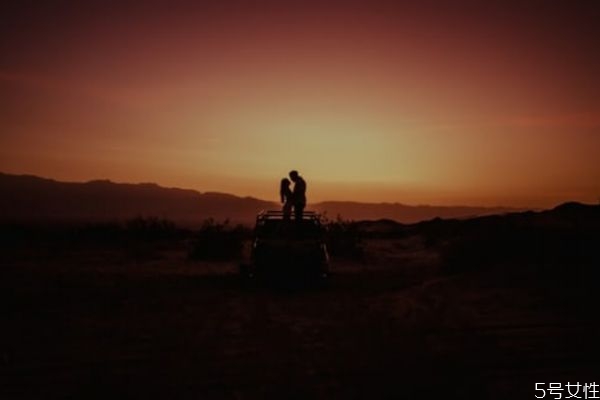 男生喜歡一個(gè)女生會(huì)有哪些情緒 男生喜歡一個(gè)女生很明顯 男生喜歡一個(gè)女生會(huì)有哪些情緒 男生喜歡一個(gè)女生很明顯