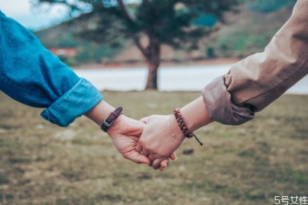 一個男生喜歡女生會有哪些行為 這些說明他可能喜歡你 一個男生喜歡女生會有哪些行為 這些說明他可能喜歡你