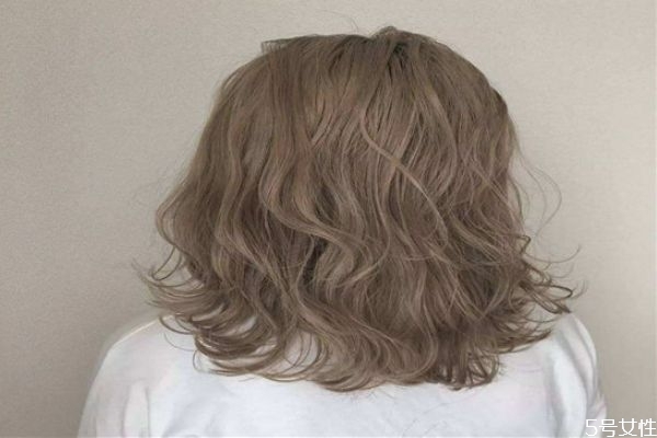 戴假發(fā)怎么挑選顏色 挑選假發(fā)的小竅門 戴假發(fā)怎么挑選顏色 挑選假發(fā)的小竅門