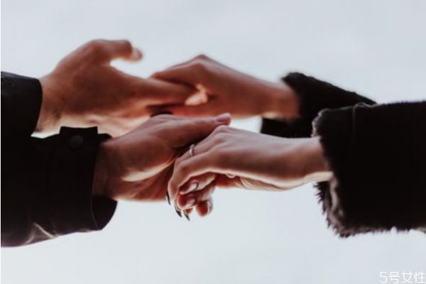 男生喜歡一個(gè)女生會(huì)有哪些情緒 男生喜歡一個(gè)女生很明顯 男生喜歡一個(gè)女生會(huì)有哪些情緒 男生喜歡一個(gè)女生很明顯