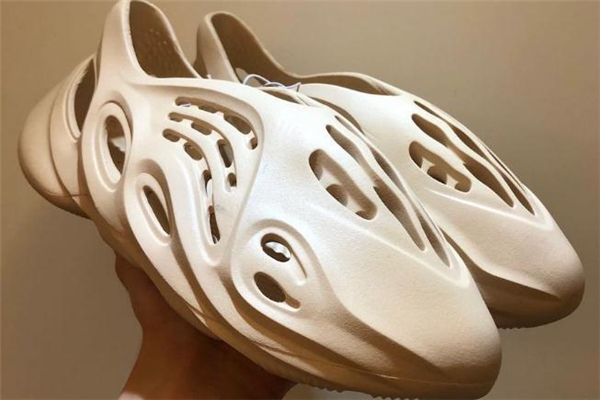 yeezy洞洞鞋開箱測(cè)評(píng) yeezy洞洞鞋怎么搭配 yeezy洞洞鞋開箱測(cè)評(píng) yeezy洞洞鞋怎么搭配