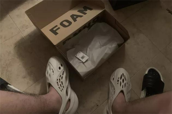 yeezy洞洞鞋開箱測(cè)評(píng) yeezy洞洞鞋怎么搭配 yeezy洞洞鞋開箱測(cè)評(píng) yeezy洞洞鞋怎么搭配