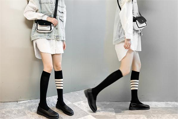 長筒襪怎么搭配 長筒襪配什么鞋子好看 長筒襪怎么搭配 長筒襪配什么鞋子好看