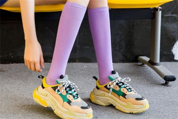 長筒襪怎么搭配 長筒襪配什么鞋子好看 長筒襪怎么搭配 長筒襪配什么鞋子好看