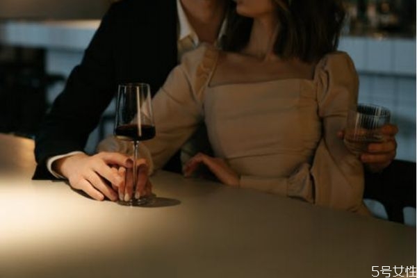 婚前出軌需要追究嗎 婚前出軌值得原諒嗎 婚前出軌需要追究嗎 婚前出軌值得原諒嗎