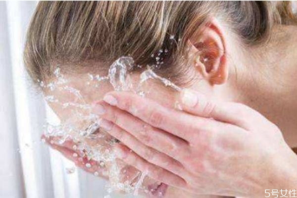 鹽水洗臉可以去油嗎 臉出油有什么方法解決 鹽水洗臉可以去油嗎 臉出油有什么方法解決