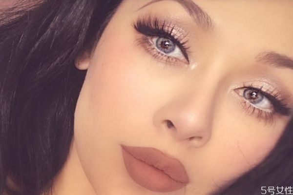 怎么快速貼好假睫毛 假睫毛可以一直貼著嗎 怎么快速貼好假睫毛 假睫毛可以一直貼著嗎