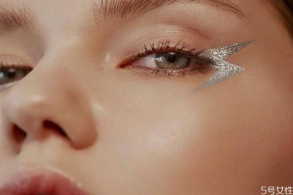 先定妝還是先畫(huà)眼影 眼影怎么使用好 先定妝還是先畫(huà)眼影 眼影怎么使用好