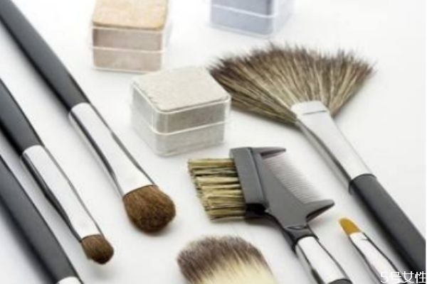 化妝刷和海綿化妝有什么區(qū)別 刷子和海綿上粉底液區(qū)別 化妝刷和海綿化妝有什么區(qū)別 刷子和海綿上粉底液區(qū)別