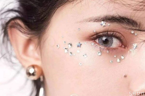 先定妝還是先畫(huà)眼影 眼影怎么使用好 先定妝還是先畫(huà)眼影 眼影怎么使用好