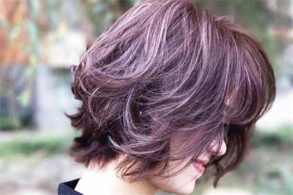 前一天洗了頭可以染頭發(fā)嗎 染頭前一天洗頭發(fā)了怎么辦 前一天洗了頭可以染頭發(fā)嗎 染頭前一天洗頭發(fā)了怎么辦