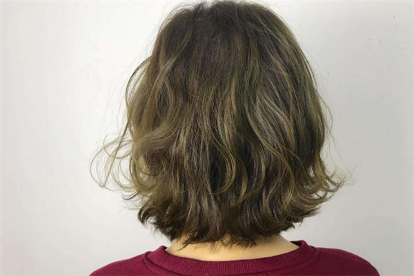 染發(fā)膏調(diào)色素怎么用 染發(fā)不包保鮮膜可以嗎 染發(fā)膏調(diào)色素怎么用 染發(fā)不包保鮮膜可以嗎