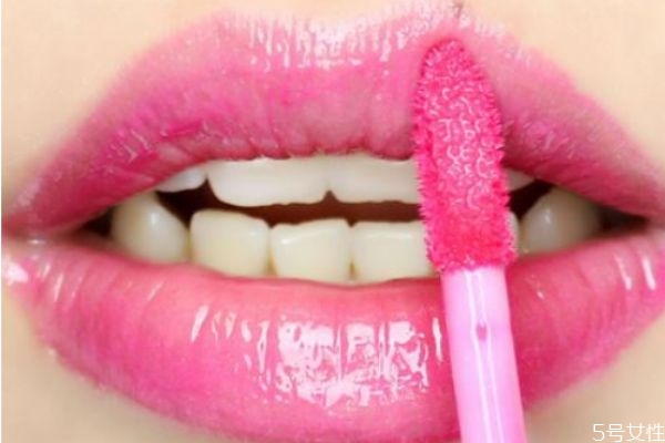 唇釉分層了還可不可以用 唇釉結(jié)塊是什么原因造成的 唇釉分層了還可不可以用 唇釉結(jié)塊是什么原因造成的