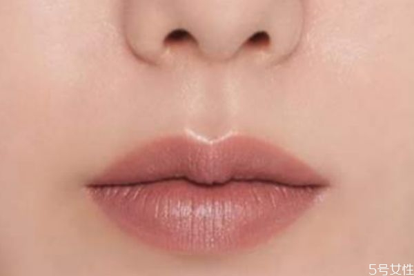 裸色口紅怎么涂好看 打造好看的裸色唇 裸色口紅怎么涂好看 打造好看的裸色唇