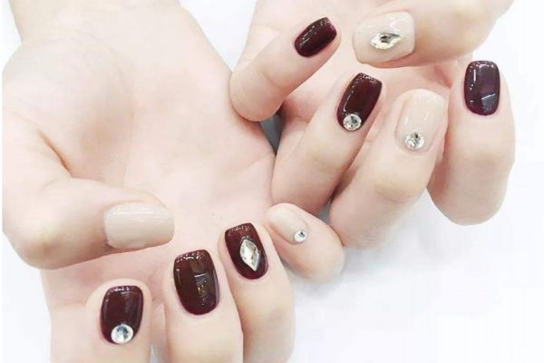 做美甲貼甲片可以堅(jiān)持多久 美甲鉆可不可以重復(fù)使用 做美甲貼甲片可以堅(jiān)持多久 美甲鉆可不可以重復(fù)使用