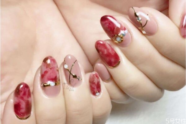 做美甲貼甲片可以堅(jiān)持多久 美甲鉆可不可以重復(fù)使用 做美甲貼甲片可以堅(jiān)持多久 美甲鉆可不可以重復(fù)使用