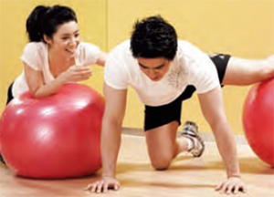 健身球運(yùn)動(dòng)的注意事項(xiàng) 健身球做在健身球上的作用 健身球運(yùn)動(dòng)的注意事項(xiàng) 健身球做在健身球上的作用