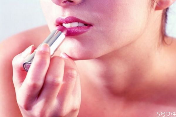 為什么一涂口紅就起皮 擦口紅不起皮小妙招 為什么一涂口紅就起皮 擦口紅不起皮小妙招