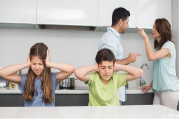 婚姻過不下去了有兩個(gè)孩子怎么辦 該不該為孩子維持婚姻 婚姻過不下去了有兩個(gè)孩子怎么辦 該不該為孩子維持婚姻