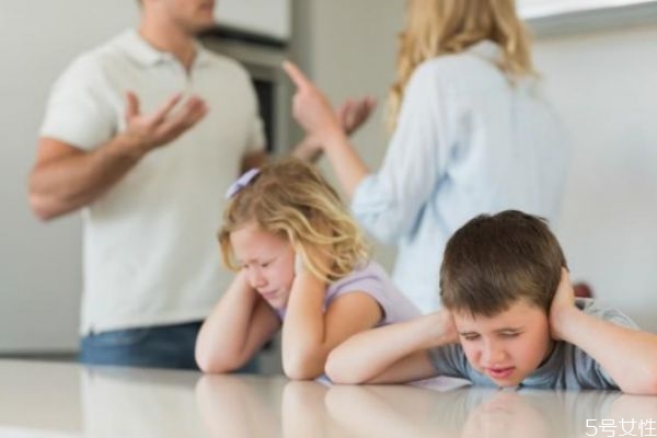 婚姻過不下去了有兩個(gè)孩子怎么辦 該不該為孩子維持婚姻 婚姻過不下去了有兩個(gè)孩子怎么辦 該不該為孩子維持婚姻