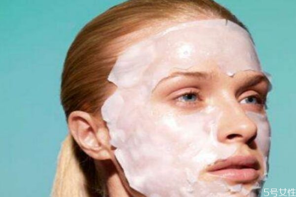 皮膚干敷面膜有刺痛 精華液與面膜誰先用 皮膚干敷面膜有刺痛 精華液與面膜誰先用