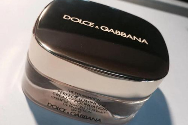 dg無暇透亮粉底霜粉質(zhì)如何 dg無暇透亮粉底霜好用嗎 dg無暇透亮粉底霜粉質(zhì)如何 dg無暇透亮粉底霜好用嗎