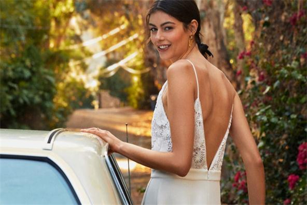 露背裙子里面穿什么內(nèi)衣 露背裙子怎么搭配好看 露背裙子里面穿什么內(nèi)衣 露背裙子怎么搭配好看