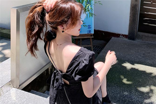 露背連衣裙搭什么外套 露背連衣裙配什么鞋子好看 露背連衣裙搭什么外套 露背連衣裙配什么鞋子好看