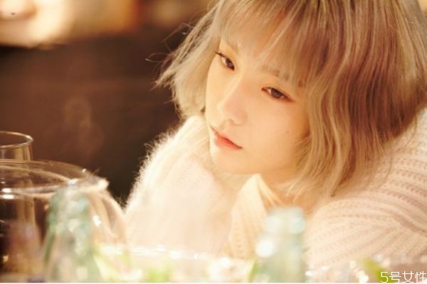 染發(fā)膏與泡泡染發(fā)劑哪個好 泡沫染發(fā)劑和染發(fā)膏區(qū)別 染發(fā)膏與泡泡染發(fā)劑哪個好 泡沫染發(fā)劑和染發(fā)膏區(qū)別