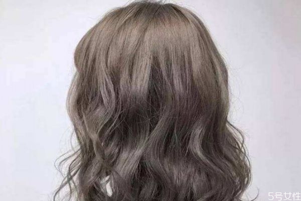 先染發(fā)還是先做倒膜 染發(fā)完可以馬上做發(fā)膜嗎 先染發(fā)還是先做倒膜 染發(fā)完可以馬上做發(fā)膜嗎