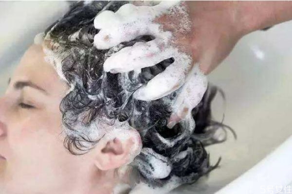啤酒洗頭可以去油嗎 用啤酒洗頭有什么好處 啤酒洗頭可以去油嗎 用啤酒洗頭有什么好處