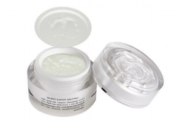 乳液和面霜哪個更好 化妝棉可以用來涂面霜嗎 乳液和面霜哪個更好 化妝棉可以用來涂面霜嗎