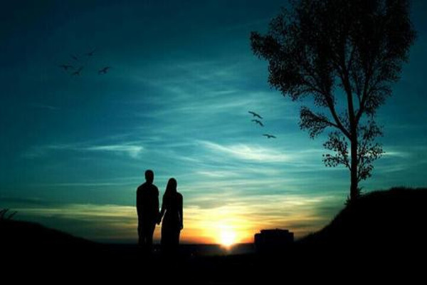 如何讓女生人主動追你 讓女生主動追你的方法