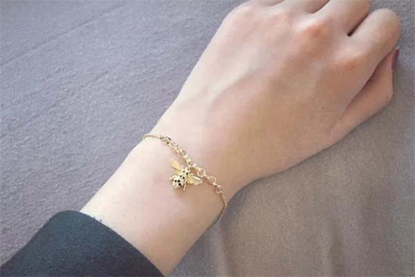 施華洛世奇小蜜蜂手鏈寓意 施華洛世奇小蜜蜂手鏈怎么調(diào)長(zhǎng)短 施華洛世奇小蜜蜂手鏈寓意 施華洛世奇小蜜蜂手鏈怎么調(diào)長(zhǎng)短