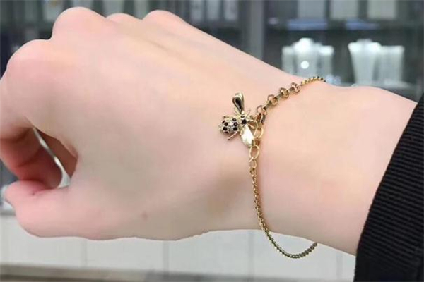 施華洛世奇小蜜蜂手鏈寓意 施華洛世奇小蜜蜂手鏈怎么調(diào)長(zhǎng)短 施華洛世奇小蜜蜂手鏈寓意 施華洛世奇小蜜蜂手鏈怎么調(diào)長(zhǎng)短