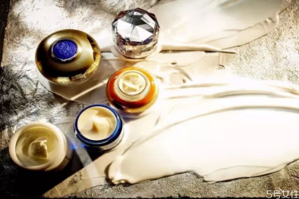 面霜涂了油是不吸收嗎 面霜油膩膩的是好是壞 面霜涂了油是不吸收嗎 面霜油膩膩的是好是壞