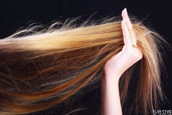 果酸護理頭發(fā)有什么效果 果酸護發(fā)和拉直的區(qū)別 果酸護理頭發(fā)有什么效果 果酸護發(fā)和拉直的區(qū)別