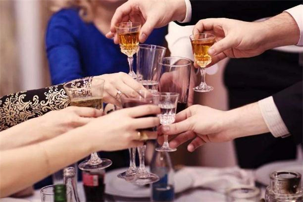 喝酒后能運(yùn)動(dòng)嗎 喝酒后運(yùn)動(dòng)有什么危害 喝酒后能運(yùn)動(dòng)嗎 喝酒后運(yùn)動(dòng)有什么危害