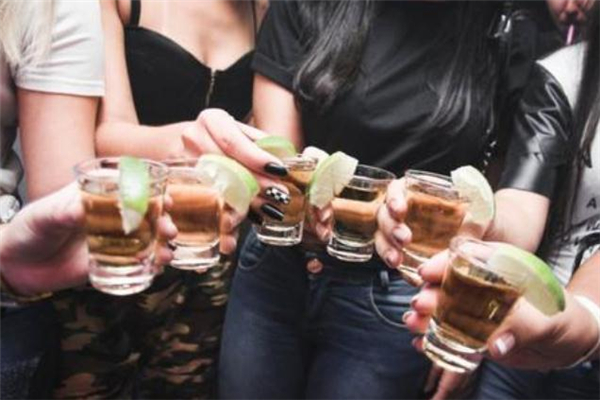 喝酒后能運(yùn)動(dòng)嗎 喝酒后運(yùn)動(dòng)有什么危害 喝酒后能運(yùn)動(dòng)嗎 喝酒后運(yùn)動(dòng)有什么危害