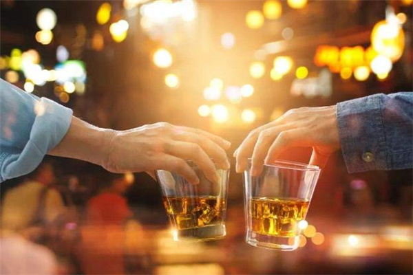 喝酒后能運(yùn)動(dòng)嗎 喝酒后運(yùn)動(dòng)有什么危害 喝酒后能運(yùn)動(dòng)嗎 喝酒后運(yùn)動(dòng)有什么危害