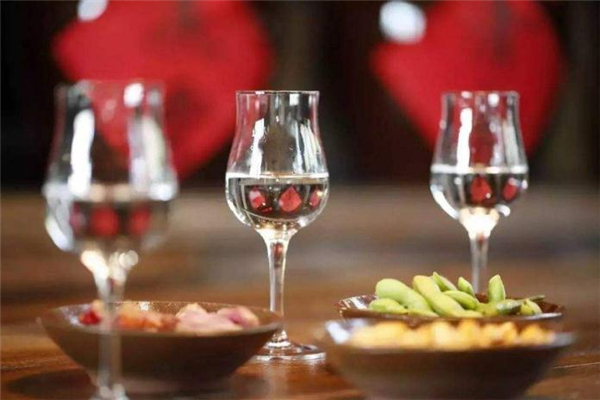 喝酒吐黃水吃什么緩解 喝酒吐黃水是怎么回事 喝酒吐黃水吃什么緩解 喝酒吐黃水是怎么回事