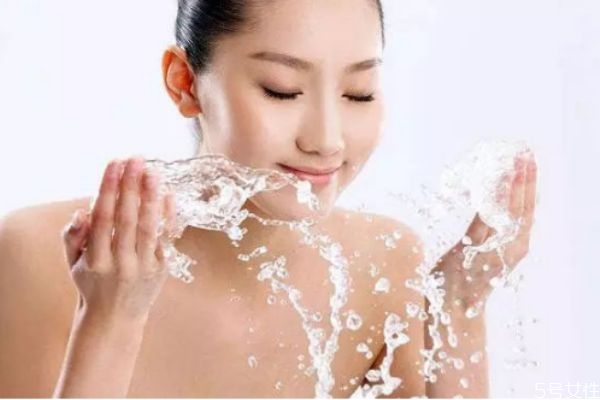 怎么才能給肌膚補(bǔ)水 如何保濕補(bǔ)水效果最好 怎么才能給肌膚補(bǔ)水 如何保濕補(bǔ)水效果最好