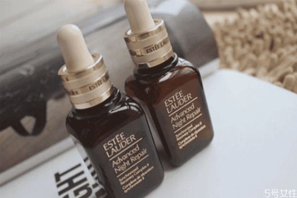 小棕瓶白天用皮膚黑了 雅詩蘭黛小棕瓶什么時候用 小棕瓶白天用皮膚黑了 雅詩蘭黛小棕瓶什么時候用